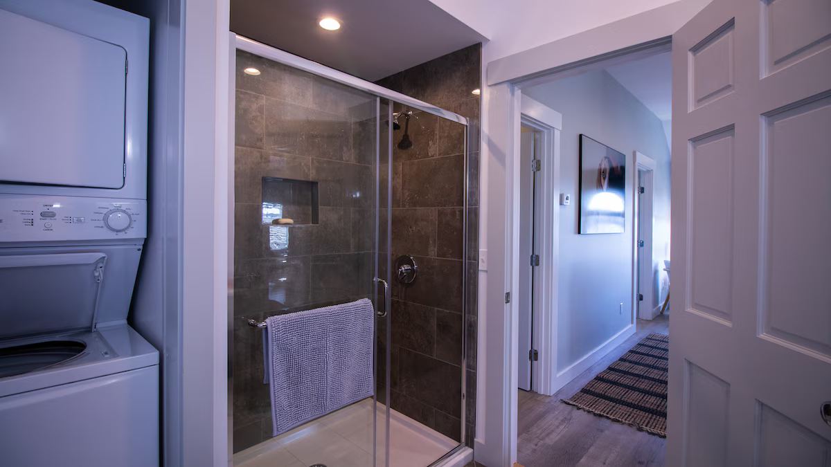 Luxury Coastal Apartment in Searsport — property photo 9