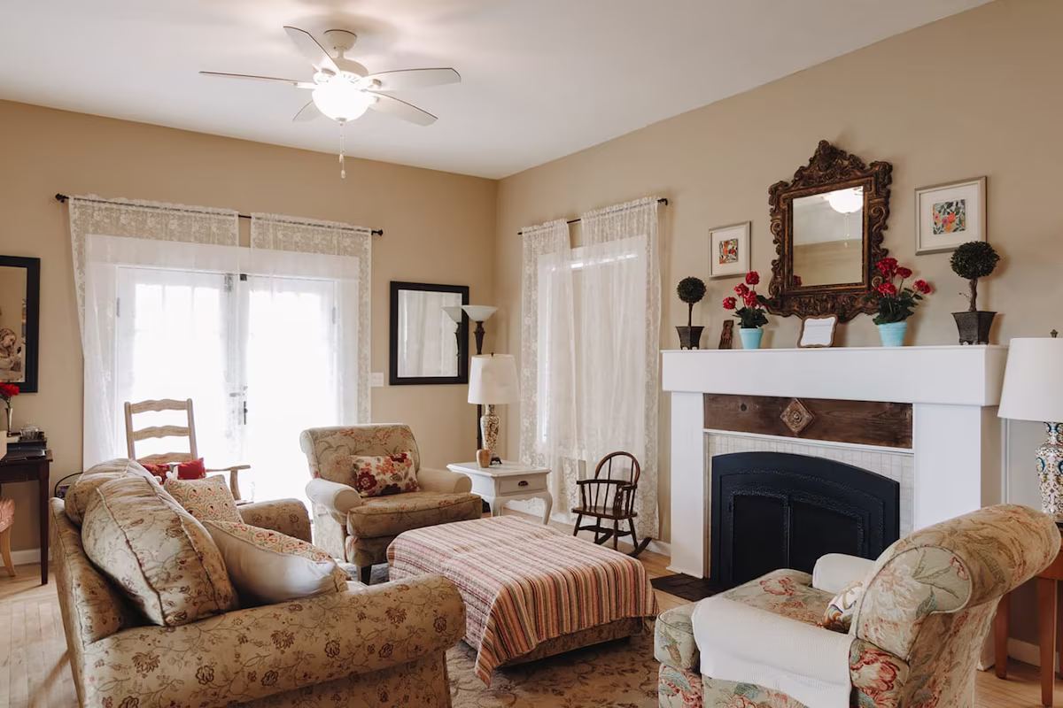 Historic Yellow House in Williams — property photo 3