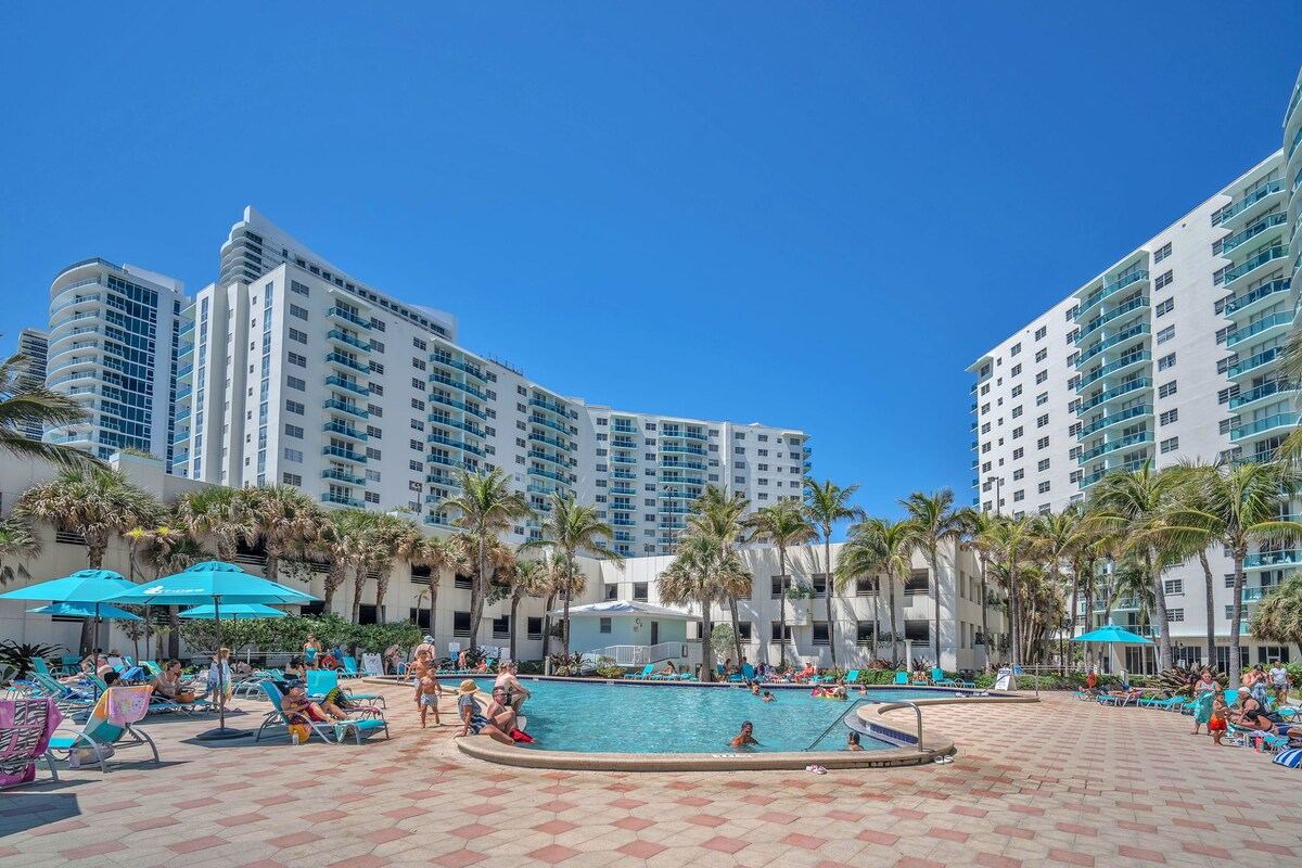Spacious 2BR/2BA Oceanfront Getaway in Hollywood