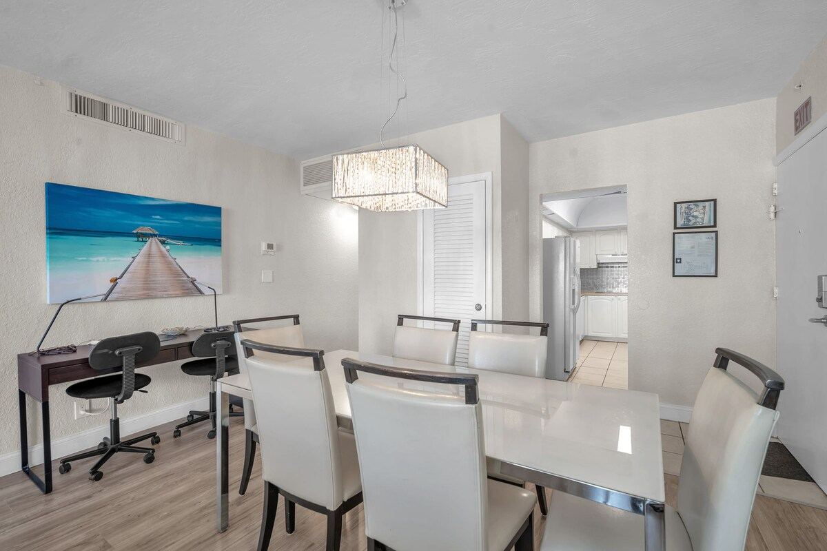 Spacious 2BR/2BA Oceanfront Getaway in Hollywood