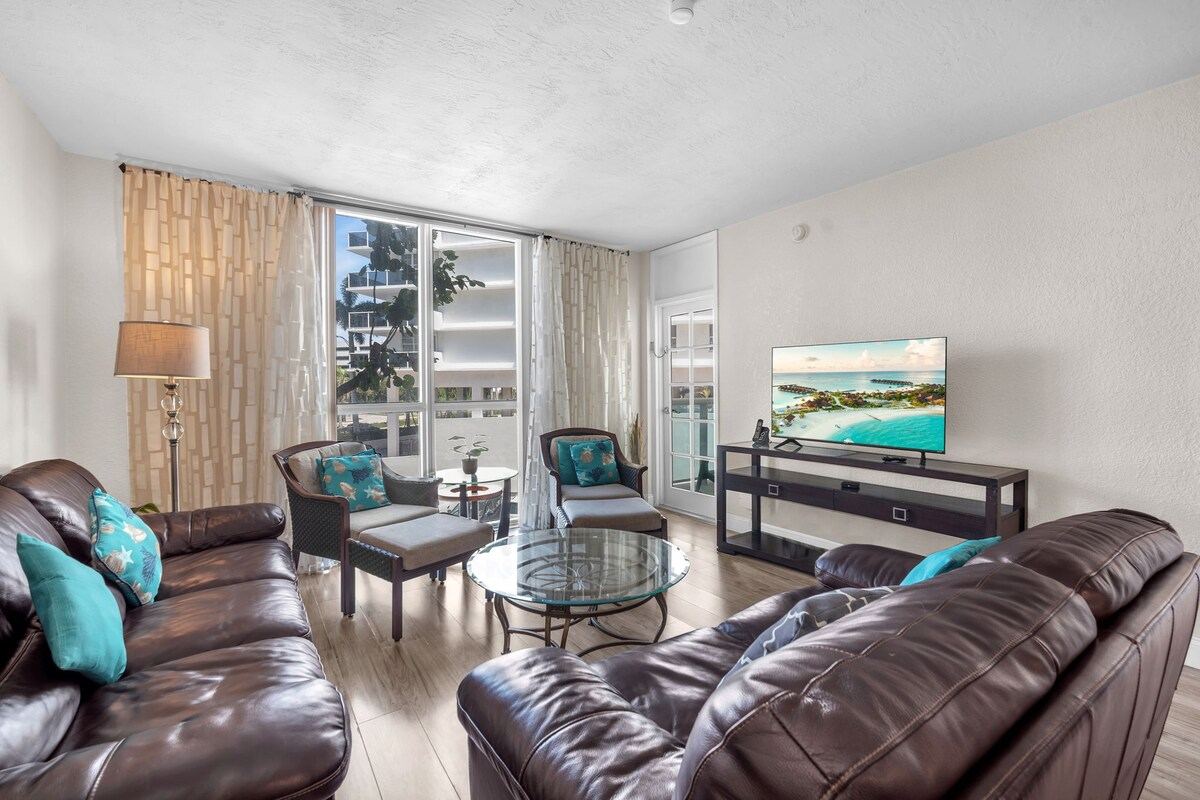 Listing image 5 at Spacious 2BR/2BA Oceanfront Getaway in Hollywood
