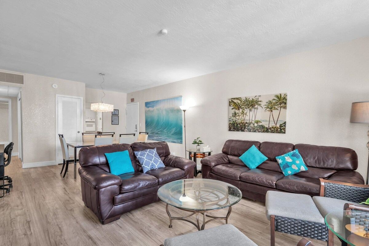 Listing image 8 at Spacious 2BR/2BA Oceanfront Getaway in Hollywood