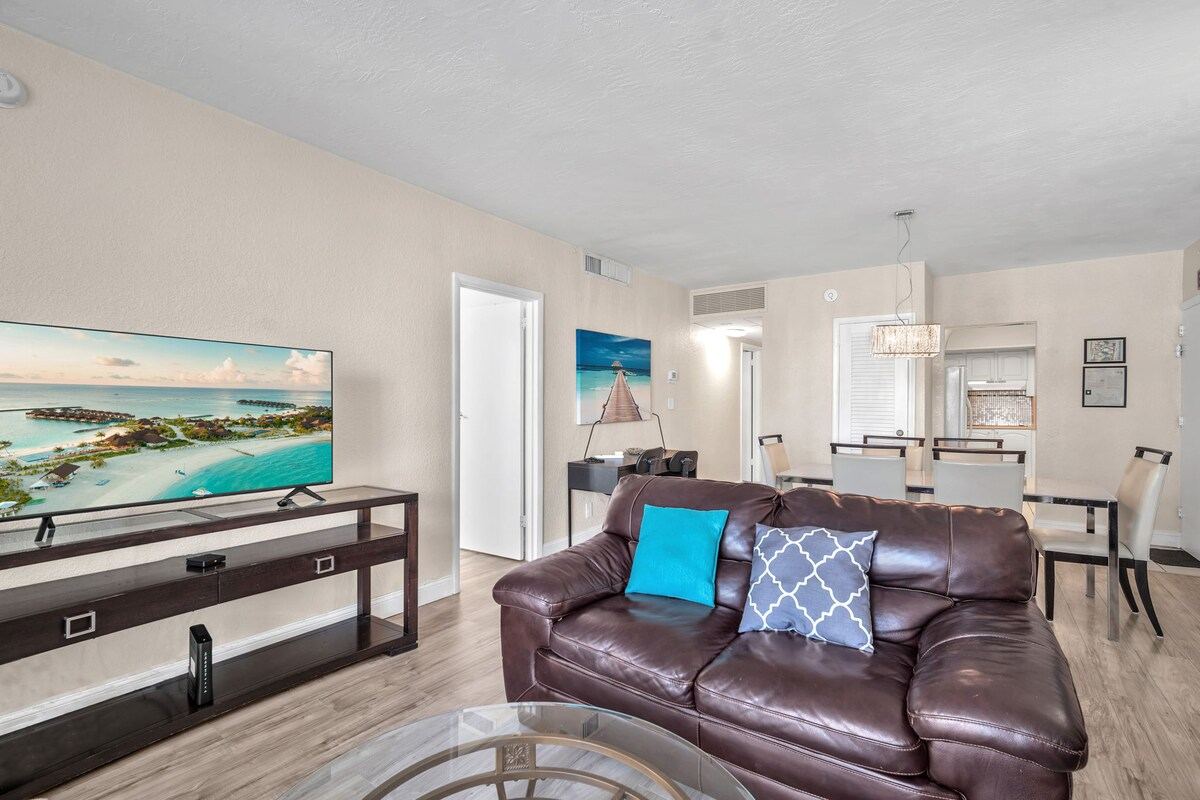 Listing image 9 at Spacious 2BR/2BA Oceanfront Getaway in Hollywood
