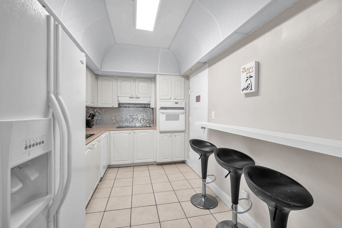 Listing image 10 at Spacious 2BR/2BA Oceanfront Getaway in Hollywood