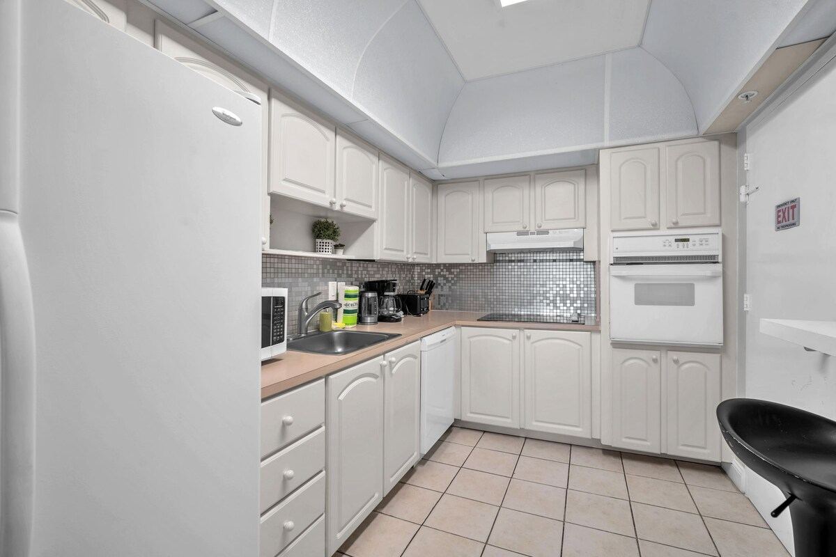 Listing image 11 at Spacious 2BR/2BA Oceanfront Getaway in Hollywood
