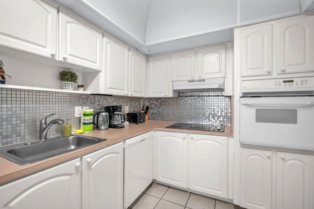 Listing image 12 at Spacious 2BR/2BA Oceanfront Getaway in Hollywood