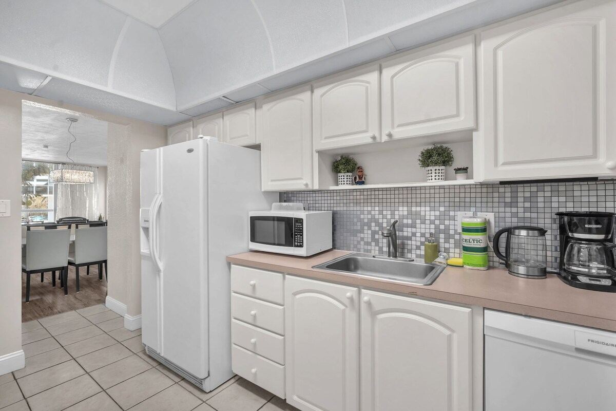 Listing image 13 at Spacious 2BR/2BA Oceanfront Getaway in Hollywood