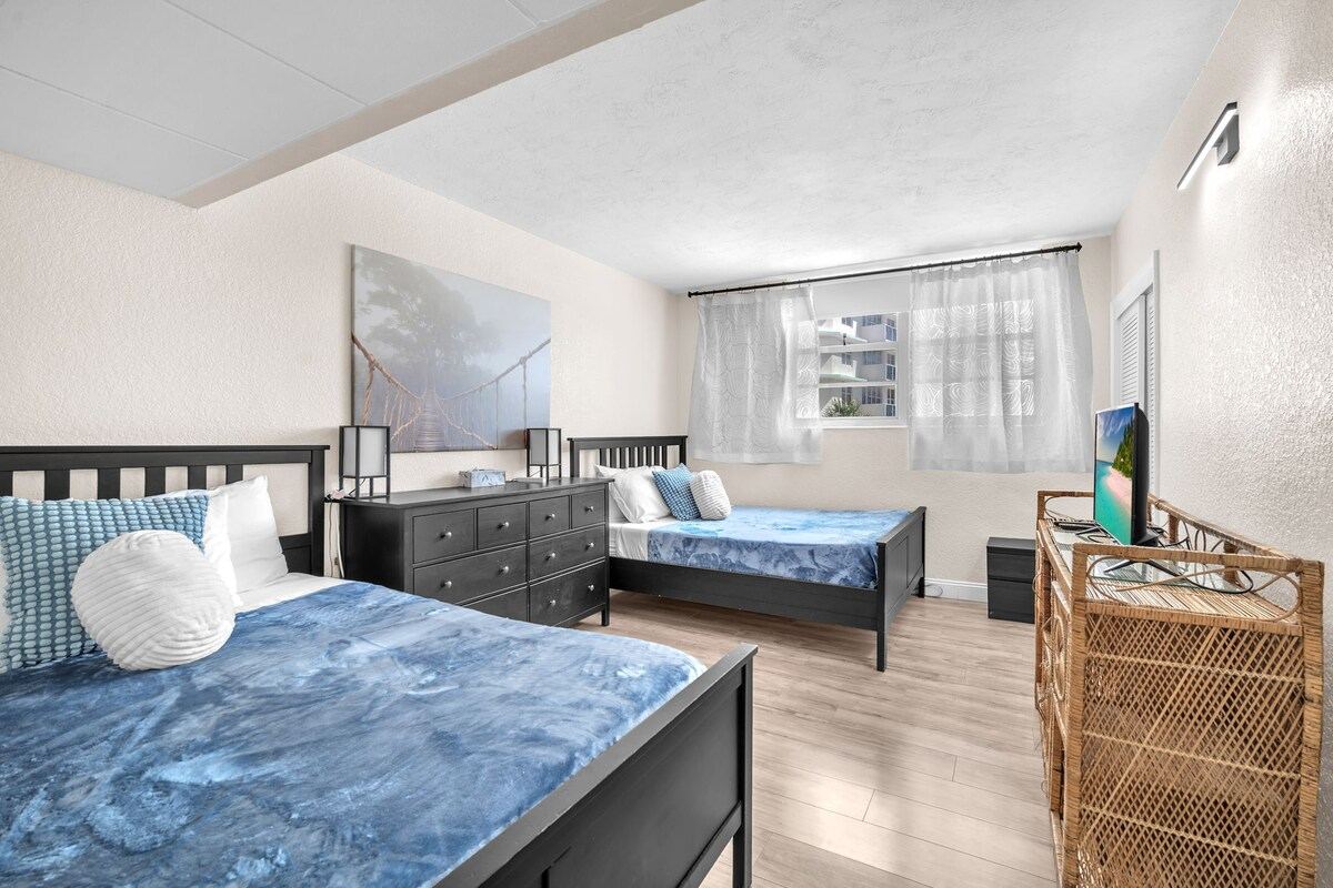 Listing image 14 at Spacious 2BR/2BA Oceanfront Getaway in Hollywood