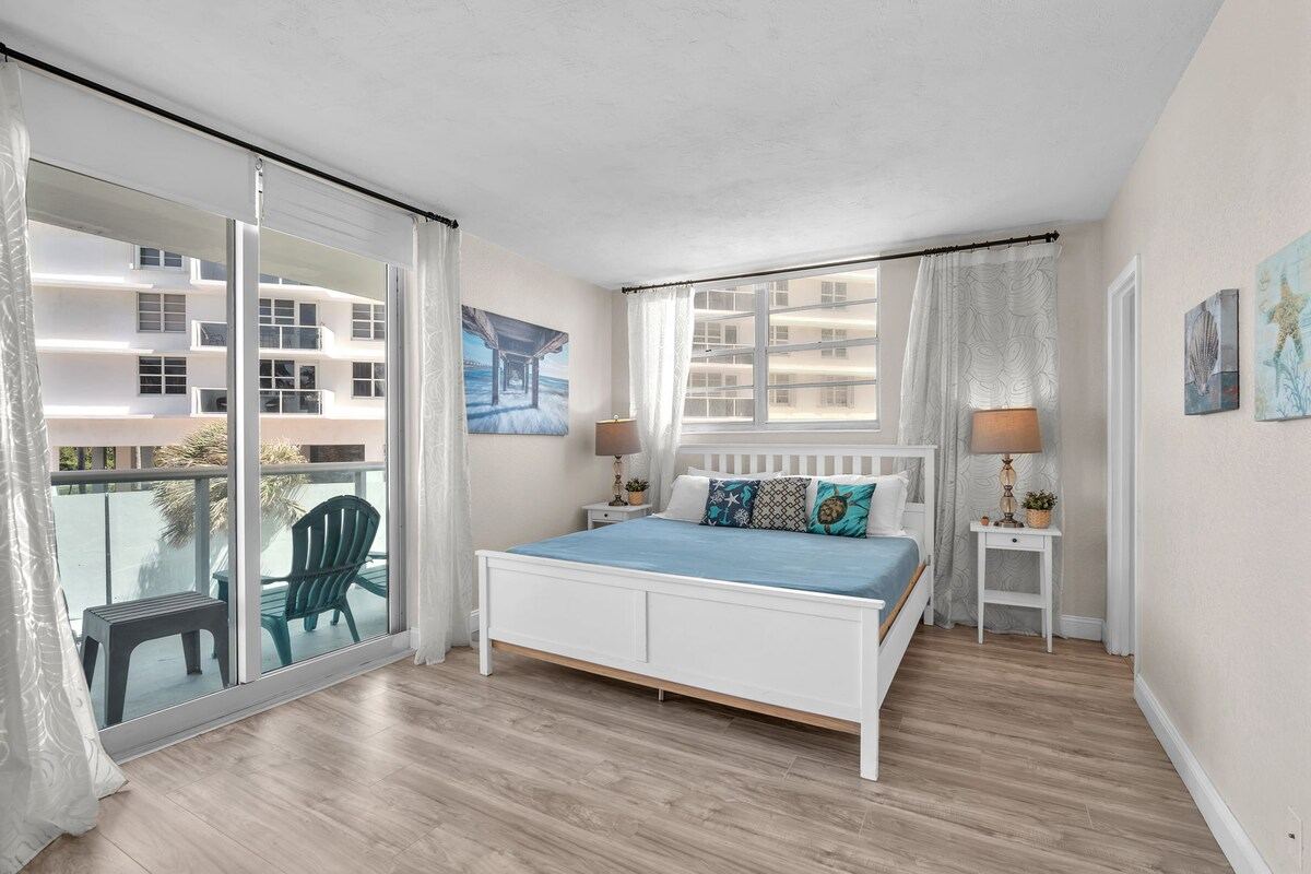 Listing image 15 at Spacious 2BR/2BA Oceanfront Getaway in Hollywood