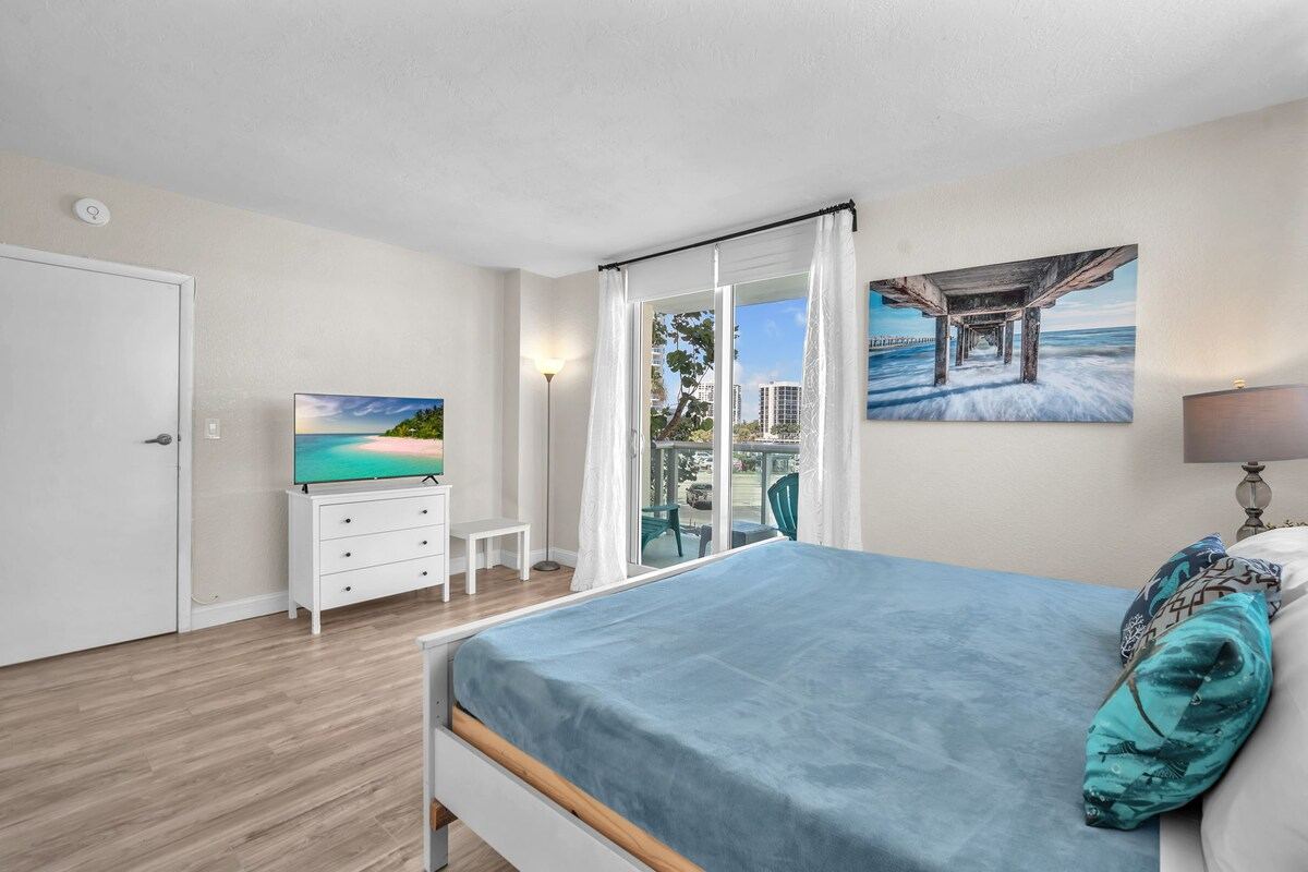 Listing image 16 at Spacious 2BR/2BA Oceanfront Getaway in Hollywood