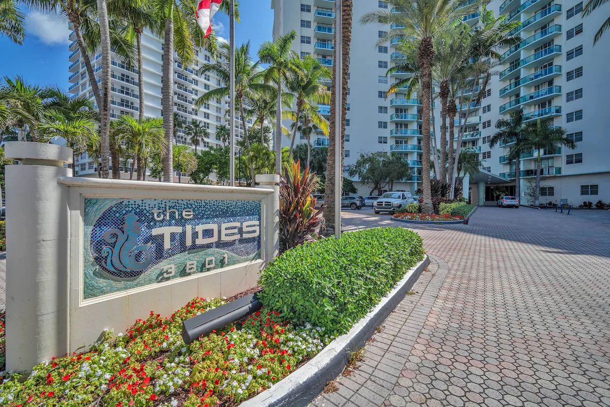 Listing image 17 at Spacious 2BR/2BA Oceanfront Getaway in Hollywood