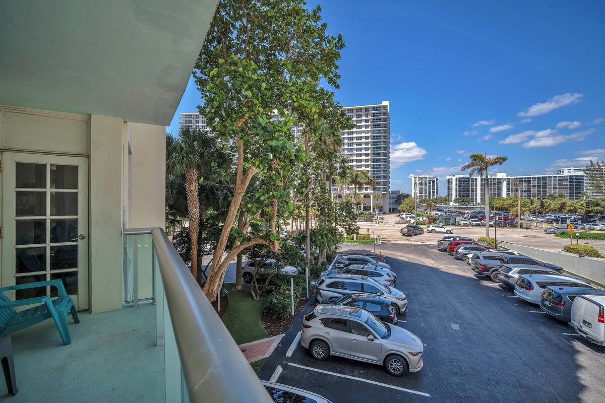 Listing image 19 at Spacious 2BR/2BA Oceanfront Getaway in Hollywood